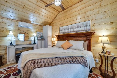 um quarto com uma cama num chalé de madeira em Hook, Line, and Sinker Retreat Fireplace, Grill! em Broken Bow