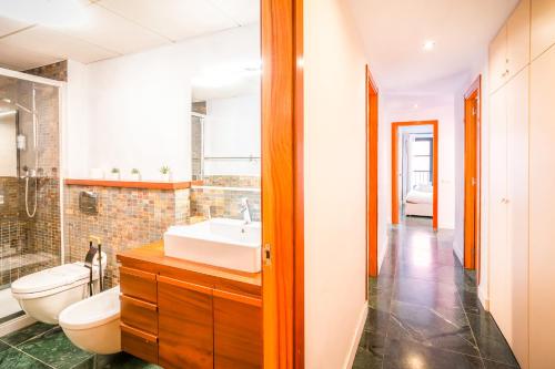 y baño con lavabo, aseo y bañera. en Unik Vacation Civaderia, en Tarragona
