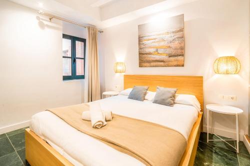 1 dormitorio con 1 cama grande y 2 toallas. en Unik Vacation Civaderia, en Tarragona