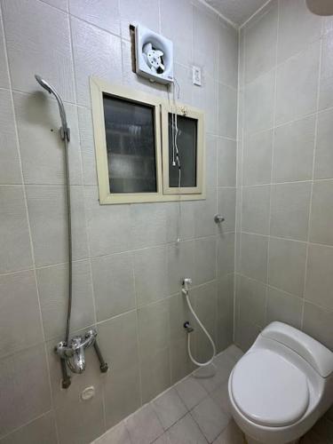 Ванна кімната в Cozy apartment in AlOlaya Khobar