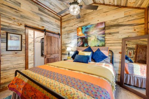 En eller flere senge i et værelse på Quiet Broken Bow Cabin Retreat - Pets Welcome!