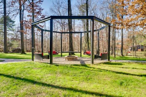 Κήπος έξω από το Hook, Line and Sinker Retreat with Fire Pit!