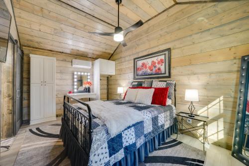 Ένα ή περισσότερα κρεβάτια σε δωμάτιο στο Peaceful Broken Bow Cabin Hot Tub and Fireplace!