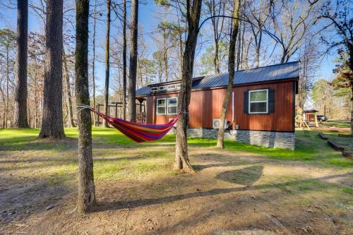 Κήπος έξω από το Hook, Line and Sinker Retreat with Fire Pit!