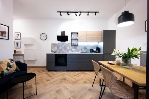 a kitchen and living room with a table and chairs at Native Apartments Pułaskiego 6 in Kraków