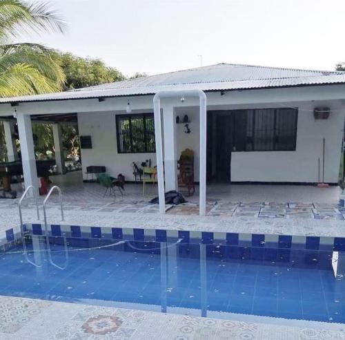 une maison avec une piscine en face de celle-ci dans l'établissement Finca Eccehomo, à San Luis