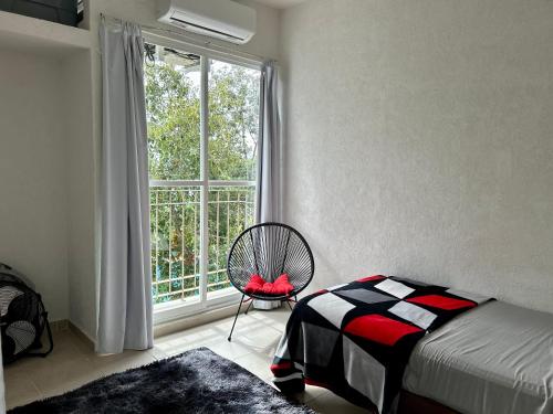 1 dormitorio con cama y ventana grande en Departamento 2 habitaciones alberca Luna by Eita, en Cancún