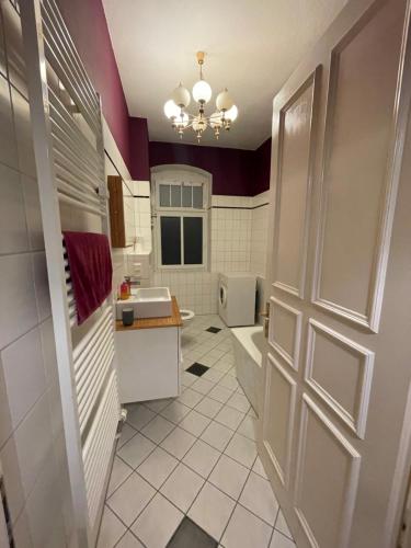baño con lavabo, aseo y puerta en Lovely apartment/Prenzlauer Berg, en Berlín