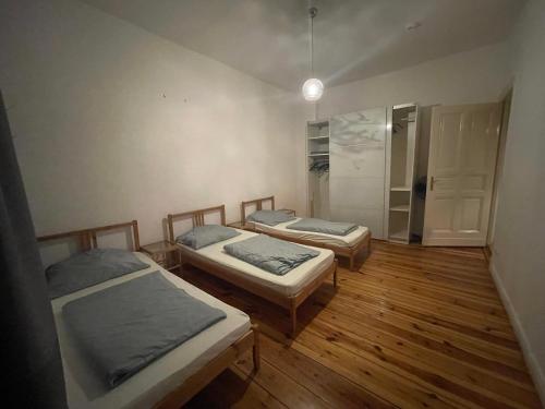 Habitación con 2 camas y vestidor. en Lovely apartment/Prenzlauer Berg, en Berlín