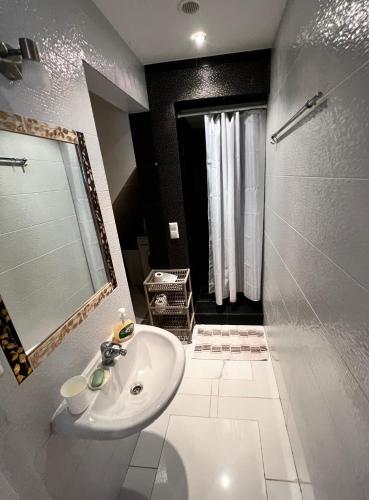 Un baño de HELLO House