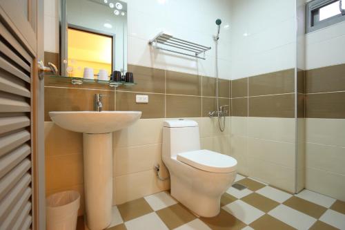 a bathroom with a toilet and a sink at 站前小松鼠電梯車位民宿-豪華雙人全新升級 in Hualien City