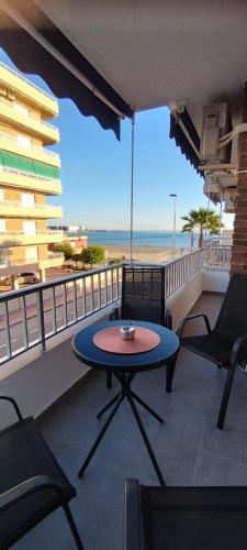 a table and chairs on a balcony with a view of the beach at Apartamento Sofia in Santa Pola