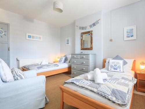 達特茅斯的住宿－Sandquay View，一间卧室配有两张床和镜子