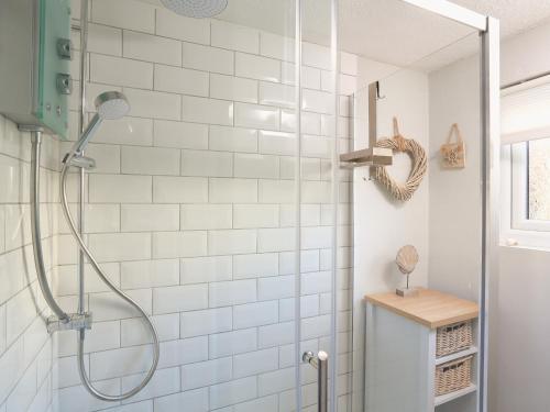 達特茅斯的住宿－Sandquay View，浴室铺有白色瓷砖,设有淋浴。