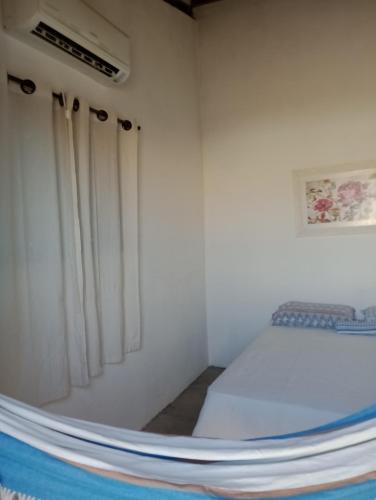 Vida Gostosa Pousada في ساو ميجيل دو غوستوسو: غرفة صغيرة مع سرير في الزاوية