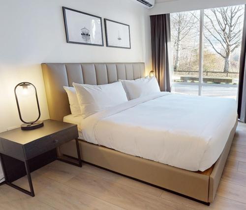 Postel nebo postele na pokoji v ubytování Steveston Waterfront Hotel
