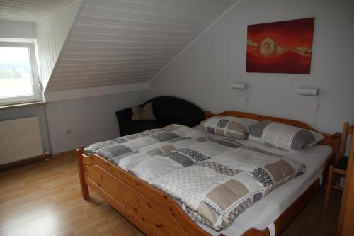 1 dormitorio con 1 cama grande en el ático en Ferienwohnung Gerda, en Zandt