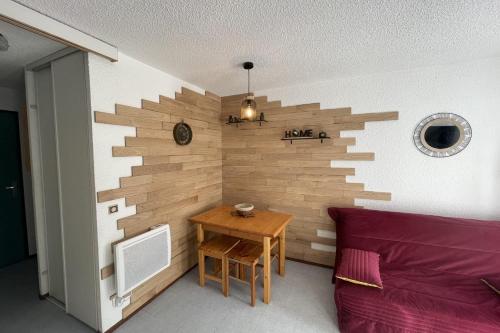 un salon avec un mur en bois avec une table dans l'établissement Nice family cocoon in La Salle-les-Alpes, à La Salle Les Alpes