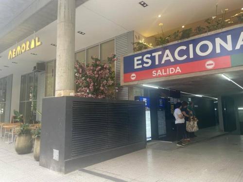 um grupo de pessoas em pé fora de um centro comercial em Petit Dreams flenni em Buenos Aires