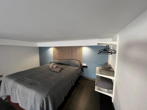 um quarto com uma cama e uma estante de livros em Mini duplex moderno bien ubicado. em Tarifa