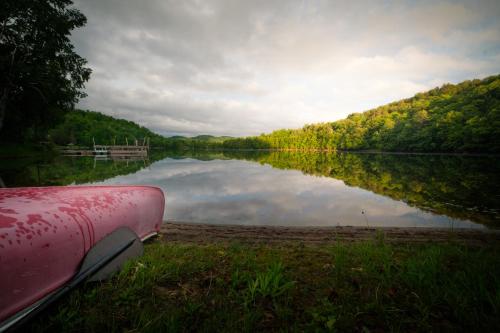 a view of a lake with a pink car next to it at Auberge Morritt in Mont-Tremblant