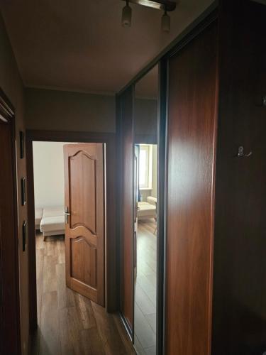 een kamer met een deur en een kamer met een slaapkamer bij Apartament blisko jeziora in Ełk