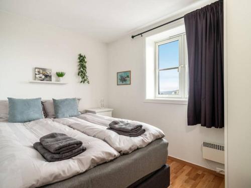 - une chambre avec un grand lit et des serviettes dans l'établissement Fjord view by the canal - apartment, à Trondheim