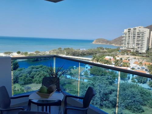 a balcony with a view of the ocean at Increible apartamento Samaria Club de Playa, Santa Marta, Pozos colorados in Gaira