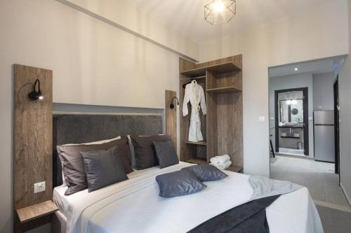 Postel nebo postele na pokoji v ubytování Nefeli boutique city Suite