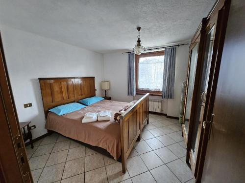 1 dormitorio con 1 cama con 2 toallas en Relax Mountain, en Challancin