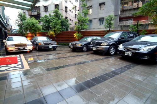 a bunch of cars parked in a parking lot at Jingan Classic Inn in Zhonghe