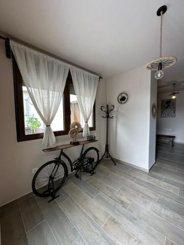 una habitación con una bicicleta y una mesa en ella en Casa Rural La Antigua Fonda (@casarural_laantiguafonda), en Requena