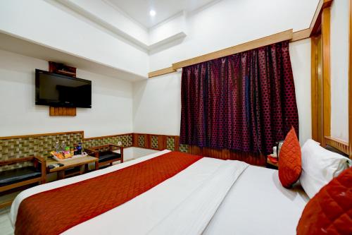 Cama ou camas em um quarto em The New Lord Krishna @ New Delhi Railway station