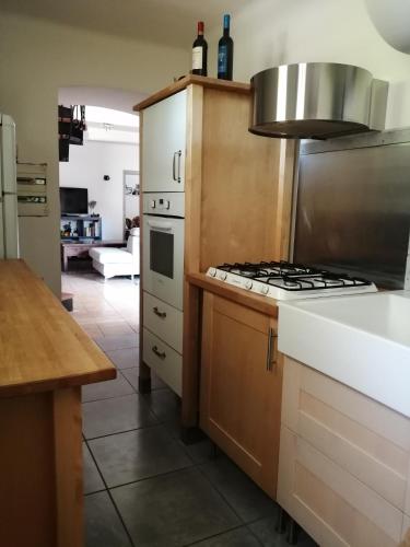 Il comprend une cuisine équipée d'une cuisinière. four supérieur à côté d'un comptoir dans l'établissement Chez Sonia, à Sarrians