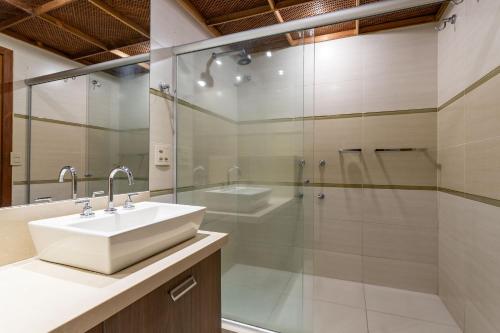 ein Bad mit einem Waschbecken und einer Dusche in der Unterkunft Sofisticado ideal para familias em Botafogo - PB202B in Rio de Janeiro