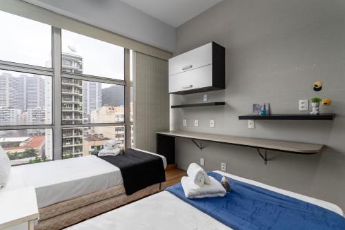 1 dormitorio con 2 camas y ventana grande en Sofisticado ideal para familias em Botafogo - PB202B en Río de Janeiro
