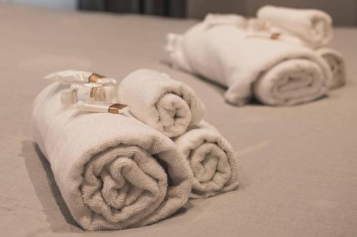 een rij witte handdoeken op een bed bij [Ospedale Maggiore] Vidali Elegant Suite *Netflix* in Trieste
