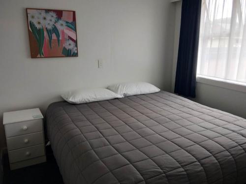 Ένα ή περισσότερα κρεβάτια σε δωμάτιο στο Queens Park Motels