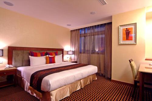 a hotel room with a large bed and a window at Jingan Classic Inn in Zhonghe
