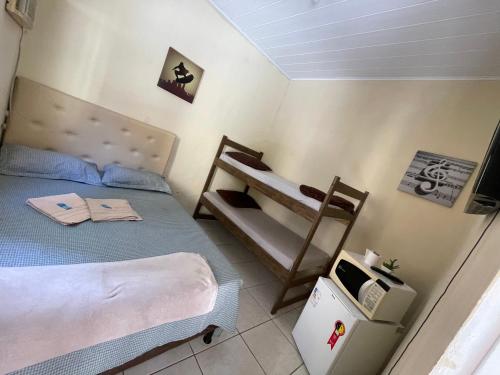 um quarto com 2 camas e um beliche em Pelinca Suite em Campos dos Goytacazes