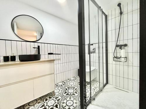 a bathroom with a shower and a sink and a mirror at Duplex zona centro in Villajoyosa