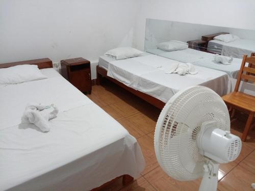 um quarto com 2 camas e uma ventoinha em Misti em Tarapoto
