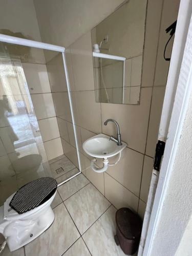 uma pequena casa de banho com WC e lavatório em Pelinca Suite em Campos dos Goytacazes