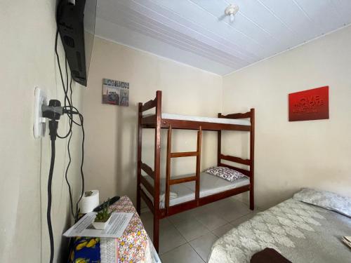 um quarto com 2 beliches num quarto em Pelinca Suite em Campos dos Goytacazes