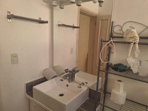 W łazience znajduje się umywalka i lustro. w obiekcie Ocean view superior w mieście Juan Pedro