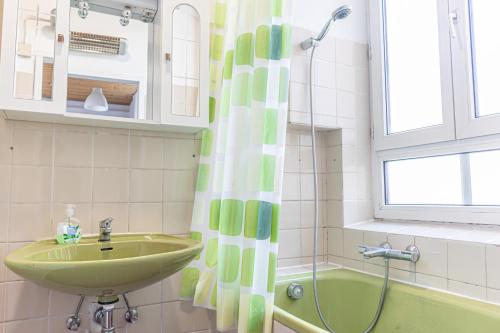 Um banheiro em Spacious 3BR shared Apt. Comfortable and Roomy