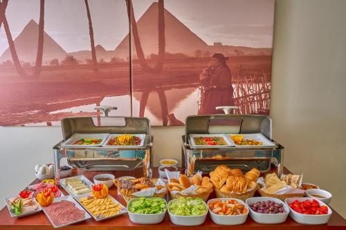 um buffet de comida numa mesa com comida em Soul Pyramids View no Cairo