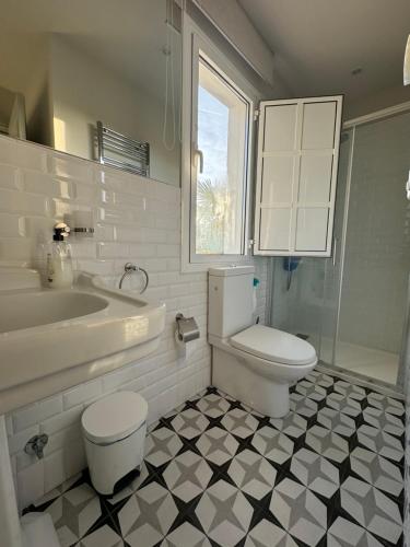 uma casa de banho branca com um WC e um lavatório em Villa Rosa bella em Po