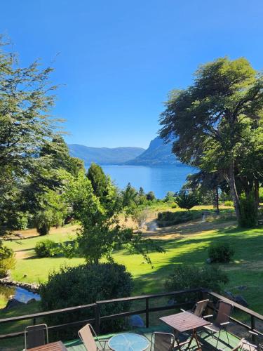 d'une terrasse avec une table et des chaises donnant sur le lac. dans l'établissement Lago Gutierrez, à San Carlos de Bariloche