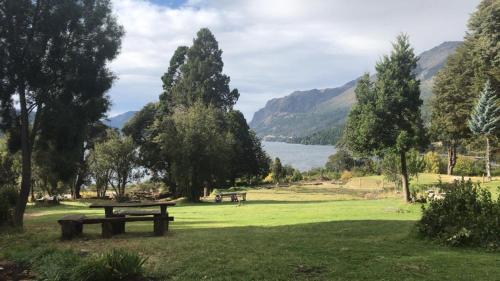 - une table de pique-nique dans un parc avec vue sur le lac dans l'établissement Lago Gutierrez, à San Carlos de Bariloche